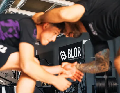 lotta in piedi in palestra